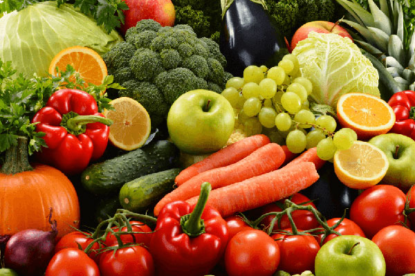 Жители России экономят на овощах и фруктах, мясе и хлебе