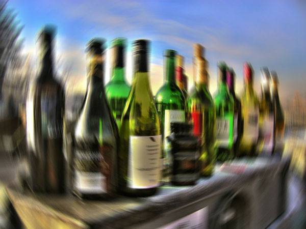 Граждане РФ стали троекратно чаще искать круглосуточную доставку алкоголя